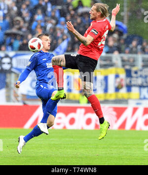 Karlsruhe, Deutschland. 04 Mai, 2019. Fussball: 3. Liga, Karlsruher SC - SG Sonnenhof Großaspach, 36. Spieltag im Wildparkstadion. Marvin Pourie (l) aus Karlsruhe und Kai Gehring aus großaspach Sprung zum Ball. Credit: Uli Deck / dpa - WICHTIGER HINWEIS: In Übereinstimmung mit den Anforderungen der DFL Deutsche Fußball Liga oder der DFB Deutscher Fußball-Bund ist es untersagt, zu verwenden oder verwendet Fotos im Stadion und/oder das Spiel in Form von Bildern und/oder Videos - wie Foto Sequenzen getroffen haben./dpa/Alamy leben Nachrichten Stockfoto