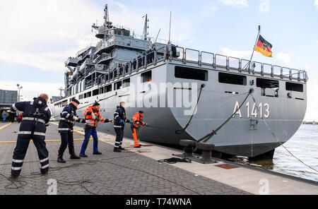 Wilhelmshaven, Deutschland. 04 Mai, 2019. Fünf Mitarbeiter der Deutschen Marine helfen mit der Anlegestelle der Linien nach der Rückkehr des Einsatzgruppenversorgers "Bonn". Die naval Schiff hatte an einer NATO-Mission in die Ägäis beteiligt und unterstützt die Küstenwache der Türkei und Griechenland gibt. Credit: mohssen Assanimoghaddam/dpa/Alamy leben Nachrichten Stockfoto