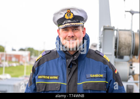 Wilhelmshaven, Deutschland. 04 Mai, 2019. Markus Gansow, Kommandant des Einsatzgruppenversorgers Bonn, Lächeln nach der Rückkehr des Einsatzgruppenversorgers Bonn. Die naval Schiff hatte an einer NATO-Mission in die Ägäis beteiligt und unterstützt die Küstenwache der Türkei und Griechenland gibt. Credit: mohssen Assanimoghaddam/dpa/Alamy leben Nachrichten Stockfoto