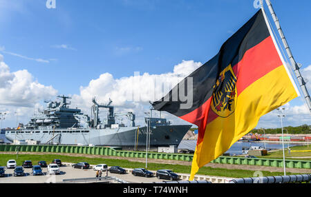 Wilhelmshaven, Deutschland. 04 Mai, 2019. Die deutsche Flagge weht auf dem Schwanz des Einsatzgruppenversorgers "Bonn", während im Hintergrund des Einsatzgruppenversorgers "Frankfurt am Main (1412)" gesehen werden kann. Credit: mohssen Assanimoghaddam/dpa/Alamy leben Nachrichten Stockfoto