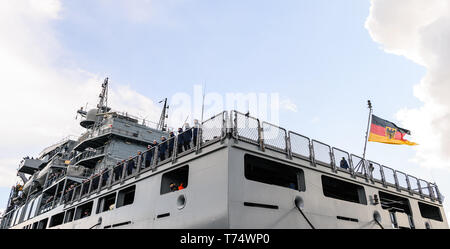 Wilhelmshaven, Deutschland. 04 Mai, 2019. Marine Soldaten stehen in einer Reihe auf dem Deck des Schiffes während der Rückkehr des Einsatzgruppenversorgers "Bonn". Die naval Schiff hatte an einer NATO-Mission in die Ägäis beteiligt und unterstützt die Küstenwache der Türkei und Griechenland gibt. Credit: mohssen Assanimoghaddam/dpa/Alamy leben Nachrichten Stockfoto