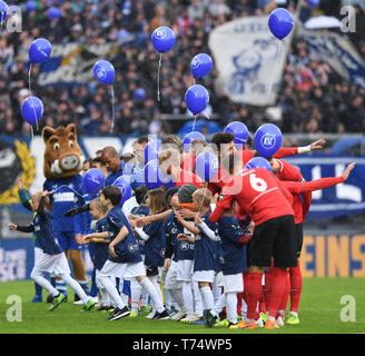 Karlsruhe, Deutschland. 04 Mai, 2019. Mit Kleinkindern und Luftballons Eintrag. GES/Fußball/3. Liga: Karlsruher SC - SG Sonnenhof Grossaspach, 4. Mai 1919 - Fußball 3. Division: Karlsruher SC vs SG Sonnenhof Grossaspach, Karlsruhe, Mai 04, 2019 - | Verwendung der weltweiten Kredit: dpa/Alamy leben Nachrichten Stockfoto