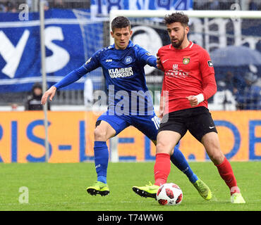 Karlsruhe, Deutschland. 04 Mai, 2019. Fussball: 3. Liga, Karlsruher SC - SG Sonnenhof Großaspach, 36. Spieltag im Wildparkstadion. Marvin Wanitzek (l) aus Karlsruhe versucht, den Ball von Dominik Pelivan aus Großaspacher zu nehmen. Credit: Uli Deck / dpa - WICHTIGER HINWEIS: In Übereinstimmung mit den Anforderungen der DFL Deutsche Fußball Liga oder der DFB Deutscher Fußball-Bund ist es untersagt, zu verwenden oder verwendet Fotos im Stadion und/oder das Spiel in Form von Bildern und/oder Videos - wie Foto Sequenzen getroffen haben./dpa/Alamy leben Nachrichten Stockfoto