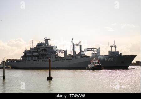 Wilhelmshaven, Deutschland. 04 Mai, 2019. Nach fünf Monaten Dienst in der Ägäis, die task force Lieferant 'Bonn' kehrt in seinen Heimathafen. Die naval Schiff hatte an einer NATO-Mission in die Ägäis beteiligt und unterstützt die Küstenwache der Türkei und Griechenland gibt. Credit: mohssen Assanimoghaddam/dpa/Alamy leben Nachrichten Stockfoto