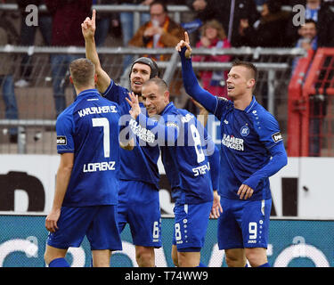 Karlsruhe, Deutschland. 04 Mai, 2019. Fussball: 3. Liga, Karlsruher SC - SG Sonnenhof Großaspach, 36. Spieltag im Wildparkstadion. Der Karlsruher, Marc Lorenz (L-R), Damian Roßbach, Manuel Stiefler und Marvin Pourie, Beifall das Ziel, das 1:0 durch Marvin Pourie. Credit: Uli Deck / dpa/Alamy leben Nachrichten Stockfoto