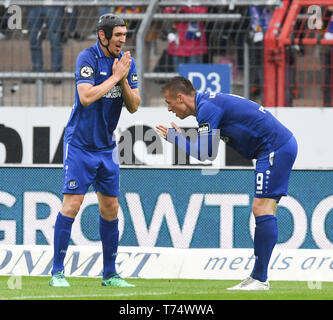 Karlsruhe, Deutschland. 04 Mai, 2019. Fussball: 3. Liga, Karlsruher SC - SG Sonnenhof Großaspach, 36. Spieltag im Wildparkstadion. Der Karlsruher Marvin Pourie (r) und Damian Roßbach Beifall das Ziel auf 1:0 durch Pourie. Credit: Uli Deck / dpa/Alamy leben Nachrichten Stockfoto