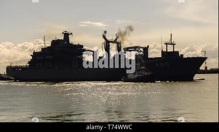 Wilhelmshaven, Deutschland. 04 Mai, 2019. Nach fünf Monaten Dienst in der Ägäis, die task force Lieferant 'Bonn' kehrt in seinen Heimathafen. Die naval Schiff hatte an einer NATO-Mission in die Ägäis beteiligt und unterstützt die Küstenwache der Türkei und Griechenland gibt. Credit: mohssen Assanimoghaddam/dpa/Alamy leben Nachrichten Stockfoto