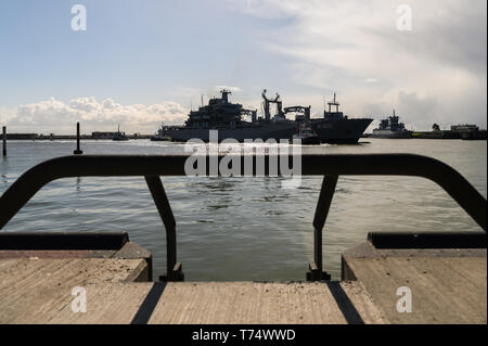 Wilhelmshaven, Deutschland. 04 Mai, 2019. Nach fünf Monaten Dienst in der Ägäis, die task force Lieferant 'Bonn' kehrt in seinen Heimathafen. Die naval Schiff hatte an einer NATO-Mission in die Ägäis beteiligt und unterstützt die Küstenwache der Türkei und Griechenland gibt. Credit: mohssen Assanimoghaddam/dpa/Alamy leben Nachrichten Stockfoto