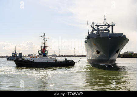 Wilhelmshaven, Deutschland. 04 Mai, 2019. Nach fünf Monaten Dienst in der Ägäis, die task force Lieferant 'Bonn' kehrt in seinen Heimathafen. Die naval Schiff hatte an einer NATO-Mission in die Ägäis beteiligt und unterstützt die Küstenwache der Türkei und Griechenland gibt. Credit: mohssen Assanimoghaddam/dpa/Alamy leben Nachrichten Stockfoto