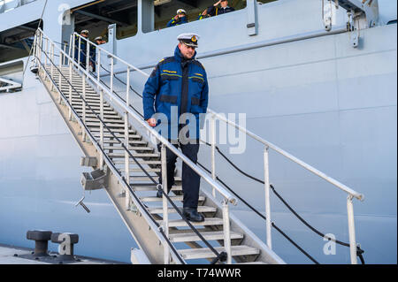 Wilhelmshaven, Deutschland. 04 Mai, 2019. Markus Gansow, Kommandant des Einsatzgruppenversorgers "Bonn", verlässt das Schiff über eine Gangway nach der Rückkehr in den Heimathafen. Die naval Schiff hatte an einer NATO-Mission in die Ägäis beteiligt und unterstützt die Küstenwache der Türkei und Griechenland gibt. Credit: mohssen Assanimoghaddam/dpa/Alamy leben Nachrichten Stockfoto