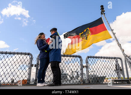 Wilhelmshaven, Deutschland. 04 Mai, 2019. Marinesoldier Benjamin und sein Partner Lisa stehen auf dem Heck des 'Bonn' task force supply Schiff, als er in seine Heimat zurück. Die naval Schiff hatte an einer NATO-Mission in die Ägäis beteiligt und unterstützt die Küstenwache der Türkei und Griechenland gibt. Credit: mohssen Assanimoghaddam/dpa/Alamy leben Nachrichten Stockfoto