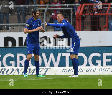 Karlsruhe, Deutschland. 04 Mai, 2019. Fussball: 3. Liga, Karlsruher SC - SG Sonnenhof Großaspach, 36. Spieltag im Wildparkstadion. Der Karlsruher Marvin Pourie (r) und Damian Roßbach Beifall das Ziel auf 1:0 durch Pourie. Credit: Uli Deck / dpa - WICHTIGER HINWEIS: In Übereinstimmung mit den Anforderungen der DFL Deutsche Fußball Liga oder der DFB Deutscher Fußball-Bund ist es untersagt, zu verwenden oder verwendet Fotos im Stadion und/oder das Spiel in Form von Bildern und/oder Videos - wie Foto Sequenzen getroffen haben./dpa/Alamy leben Nachrichten Stockfoto