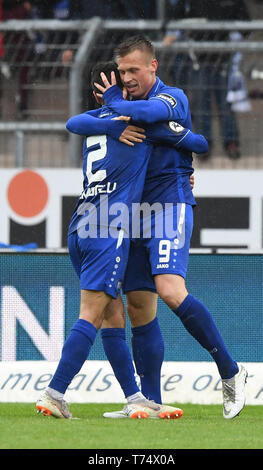 Karlsruhe, Deutschland. 04 Mai, 2019. Fussball: 3. Liga, Karlsruher SC - SG Sonnenhof Großaspach, 36. Spieltag im Wildparkstadion. Der Karlsruher Marvin Pourie (r) und Burak Camoglu jubeln für die 1-0 Ziel von Marvin Pourie. Credit: Uli Deck / dpa/Alamy leben Nachrichten Stockfoto