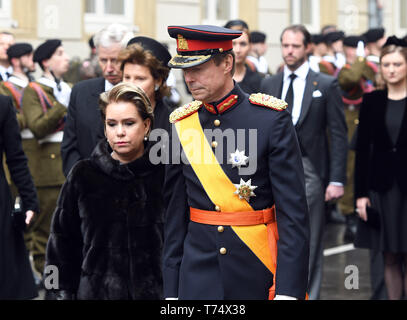 Luxemburg, Luxemburg. 04 Mai, 2019. Großherzog Henri von Luxemburg und Großherzogin Maria Teresa gehen Sie auf die Prozession am Staatsbegräbnis von Großherzog Jean. Der ehemalige Staatschef des Großherzogtums (1964 bis 2000) im Alter von 98 Jahren gestorben. Credit: Harald Tittel/dpa/Alamy leben Nachrichten Stockfoto