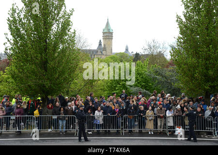 Luxemburg, Luxemburg. 04 Mai, 2019. Zahlreiche Bürger stehen am Straßenrand während des Begräbnisses von Großherzog Jean. Der ehemalige Staatschef des Großherzogtums (1964 bis 2000) im Alter von 98 Jahren gestorben. Credit: Harald Tittel/dpa/Alamy leben Nachrichten Stockfoto