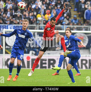 Karlsruhe, Deutschland. 04 Mai, 2019. Fussball: 3. Liga, Karlsruher SC - SG Sonnenhof Großaspach, 36. Spieltag im Wildparkstadion. Alexander Groiß (l) und Martin Röser (r) aus Karlsruhe beobachten Marco Hingerl aus Großaspach in Aktion. Credit: Uli Deck / dpa - WICHTIGER HINWEIS: In Übereinstimmung mit den Anforderungen der DFL Deutsche Fußball Liga oder der DFB Deutscher Fußball-Bund ist es untersagt, zu verwenden oder verwendet Fotos im Stadion und/oder das Spiel in Form von Bildern und/oder Videos - wie Foto Sequenzen getroffen haben./dpa/Alamy leben Nachrichten Stockfoto