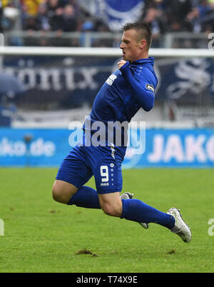 Karlsruhe, Deutschland. 04 Mai, 2019. Fussball: 3. Liga, Karlsruher SC - SG Sonnenhof Großaspach, 36. Spieltag im Wildparkstadion. Marvin Pourie aus Karlsruhe Cheers, um sein Ziel zu 2-0. Credit: Uli Deck / dpa - WICHTIGER HINWEIS: In Übereinstimmung mit den Anforderungen der DFL Deutsche Fußball Liga oder der DFB Deutscher Fußball-Bund ist es untersagt, zu verwenden oder verwendet Fotos im Stadion und/oder das Spiel in Form von Bildern und/oder Videos - wie Foto Sequenzen getroffen haben./dpa/Alamy leben Nachrichten Stockfoto