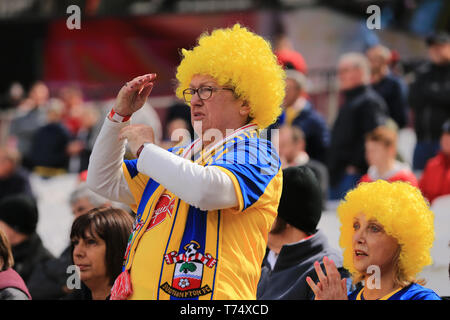 London, Großbritannien. 04 Mai, 2019. Southampton Fans beim Premier League Spiel zwischen West Ham United und Southampton an der London Stadion, Stratford, London am Samstag, den 4. Mai 2019. (Credit: Leila Coker | MI Nachrichten) nur die redaktionelle Nutzung, eine Lizenz für die gewerbliche Nutzung erforderlich. Keine Verwendung in Wetten, Spiele oder einer einzelnen Verein/Liga/player Publikationen. Foto darf nur für Zeitung und/oder Zeitschrift redaktionelle Zwecke verwendet werden. Credit: MI Nachrichten & Sport/Alamy leben Nachrichten Stockfoto