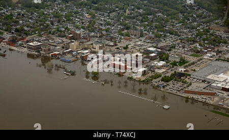 Davenport, Iowa, USA. 4. Mai, 2019. Viel der Muscatine, Iowa River Front wird durch Mississippi Fluss Flut bedeckt Freitag, 3. Mai 2019. Credit: Kevin E. Schmidt/Viererkabel - Zeiten/ZUMA Draht/Alamy leben Nachrichten Stockfoto