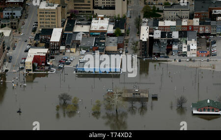 Davenport, Iowa, USA. 4. Mai, 2019. Viel der Muscatine, Iowa River Front wird durch Mississippi Fluss Flut bedeckt Freitag, 3. Mai 2019. Credit: Kevin E. Schmidt/Viererkabel - Zeiten/ZUMA Draht/Alamy leben Nachrichten Stockfoto