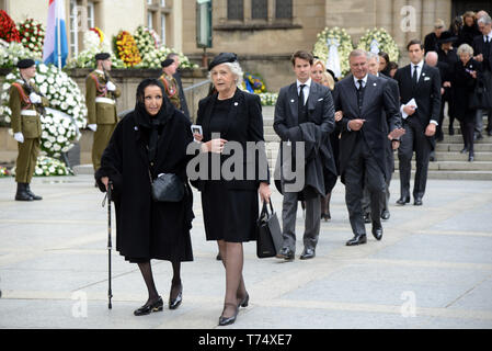 Luxemburg, Luxemburg. 04 Mai, 2019. Nach der Beerdigung des Alten Großherzog Jean, trauernde die Kirche verlassen. Der ehemalige Staatschef des Großherzogtums (1964 bis 2000) im Alter von 98 Jahren gestorben. Zahlreiche Vertreter der europäischen Königshäuser waren bei der Trauerfeier. Credit: Harald Tittel/dpa/Alamy leben Nachrichten Stockfoto