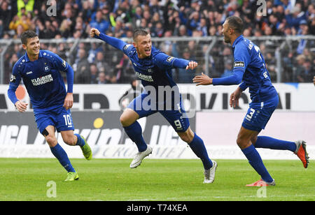 Karlsruhe, Deutschland. 04 Mai, 2019. Fussball: 3. Liga, Karlsruher SC - SG Sonnenhof Großaspach, 36. Spieltag im Wildparkstadion. Die Karlsruheers, (L - r) Marvin Wanitzek, Marvin Pourie und Daniel Gordon, Jubeln, das Ziel zu 2-0 von Marvin Pourie. Credit: Uli Deck / dpa - WICHTIGER HINWEIS: In Übereinstimmung mit den Anforderungen der DFL Deutsche Fußball Liga oder der DFB Deutscher Fußball-Bund ist es untersagt, zu verwenden oder verwendet Fotos im Stadion und/oder das Spiel in Form von Bildern und/oder Videos - wie Foto Sequenzen getroffen haben./dpa/Alamy leben Nachrichten Stockfoto