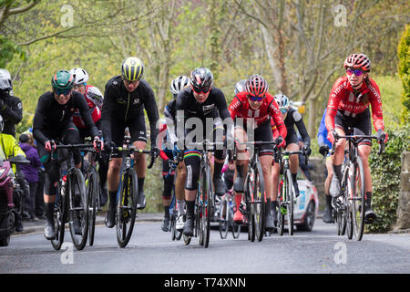 Grrosmont, North Yorkshire, England, UK. 4. Mai, 2019. Wetter: Strapaziösen Bedingungen in die Damen Rennen bei der Tour de Yorkshire, wie sie die steilen 1 in 3 Aufstieg aus grosmont an einem kalten und windigen Samstag in North Yorkshire. Schwerer Hagel und Regen entlang der Route auch für schwierige Fahrbedingungen. Credit: ALAN DAWSON/Alamy leben Nachrichten Stockfoto