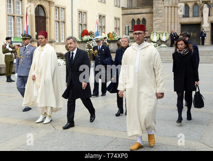 Luxemburg, Luxemburg. 04 Mai, 2019. Moulay Rachid Prinz von Marokko (L-R) und Nicolas Sarkozy, ehemaliger Präsident von Frankreich, die Kirche verlassen nach der Beerdigung des ehemaligen Großherzog Jean von Luxemburg. Der ehemalige Staatschef des Großherzogtums (1964 bis 2000) im Alter von 98 Jahren gestorben. Zahlreiche Vertreter der europäischen Königshäuser waren bei der Trauerfeier. Credit: Harald Tittel/dpa/Alamy leben Nachrichten Stockfoto