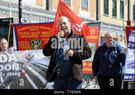 CARDIFF, WALES 4. Mai Paddy Brennan Unite union Einberufer der Honda Werk in Swindon spricht während der jährlichen Cardiff Trades Rat kann Tag März und Rallye in Cardiff, Wales am Samstag, den 4. Mai 2019. (Credit: Jeff Thomas | MI Nachrichten) Credit: MI Nachrichten & Sport/Alamy Live News Credit: MI Nachrichten & Sport/Alamy leben Nachrichten Stockfoto