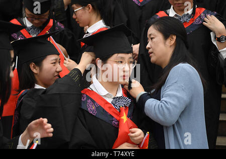 Nanchang, China's Jiangxi Province. 4. Mai, 2019. Schüler besuchen eine Coming-of-age-Zeremonie in Nanchang zweite mittlere Schule in Nanchang, der ostchinesischen Provinz Jiangxi, 4. Mai 2019. Quelle: Wan Xiang/Xinhua/Alamy leben Nachrichten Stockfoto