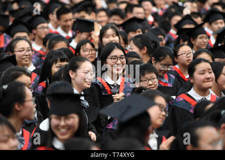 Nanchang, China's Jiangxi Province. 4. Mai, 2019. Schüler besuchen eine Coming-of-age-Zeremonie in Nanchang zweite mittlere Schule in Nanchang, der ostchinesischen Provinz Jiangxi, 4. Mai 2019. Quelle: Wan Xiang/Xinhua/Alamy leben Nachrichten Stockfoto