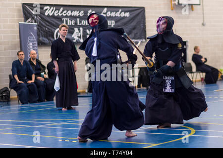 London, Großbritannien. 4. Mai, 2019. Die Teilnehmer nehmen an den London Cup goodwill Kendo Turnier im Londoner nautische Schule, Blackfriars. Jetzt im zwölften Jahr, die beiden Tag Wettbewerb zieht Mitbewerber aus der ganzen Welt die kriegerische kunst des Kendo zu feiern. In diesem Jahr wird das Ereignis geschieht mit Star Wars Tag übereinzustimmen. Star Wars Schöpfer George Lucas wird geglaubt, inspiriert worden zu sein, um die Jedi Zeichen aus dem Japanischen Kampfsportarten wie Kendo zu erstellen. Credit: Stephen Chung/Alamy leben Nachrichten Stockfoto