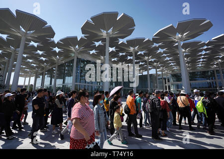 (190504) - BEIJING, Mai 4, 2019 (Xinhua) - Touristen besuchen die Internationale Pavillon auf der Internationalen Gartenbauausstellung 2019 in Peking Yanqing Bezirk von Peking, der Hauptstadt von China, 1. Mai 2019. Peking Internationale Gartenbauausstellung der ersten touristischen Höhepunkt von mehr als 320.000 Touristen während der 4-tägigen Mai Tag Urlaub begrüßt, der Veranstalter sagte Samstag. Etwa 132 Tätigkeiten, einschließlich schwimmstellung Paraden, Welt der ethnischen und kulturellen Darbietungen, und Kunst und Kultur Karneval von Mittel- und Osteuropäischen Ländern inszeniert, wurden während der Ferien statt. Stockfoto