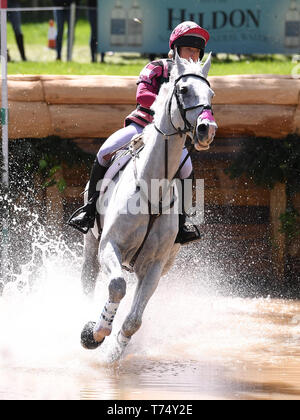 Badminton Immobilien, Badminton, Großbritannien. 4. Mai, 2019. Mitsubishi Motors Badminton Horse Trials, Tag 4; Emma Hyslop-Webb (GBR) Reiten WALDO III am Zaun 15 Während der cross country Test an Tag 4 der 2019 Badminton Horse Trials Credit: Aktion plus Sport/Alamy leben Nachrichten Stockfoto