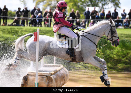 Badminton Immobilien, Badminton, Großbritannien. 4. Mai, 2019. Mitsubishi Motors Badminton Horse Trials, Tag 4; Emma Hyslop-Webb (GBR) Reiten WALDO III am Zaun 15 Während der cross country Test an Tag 4 der 2019 Badminton Horse Trials Credit: Aktion plus Sport/Alamy leben Nachrichten Stockfoto