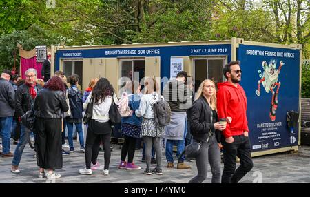 Brighton UK 4. Mai 2019 - Massen Karten kaufen bei treets das Brighton Festival Fringe von Brighton" Veranstaltung im Zentrum der Stadt am Eröffnungstag. Foto: Simon Dack/Alamy leben Nachrichten Stockfoto