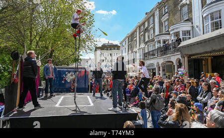 Brighton UK 4. Mai 2019 - Passen bis Produktionen durchführen zu Massen an treets das Brighton Festival Fringe von Brighton" Veranstaltung im Zentrum der Stadt am Eröffnungstag. Foto: Simon Dack/Alamy leben Nachrichten Stockfoto