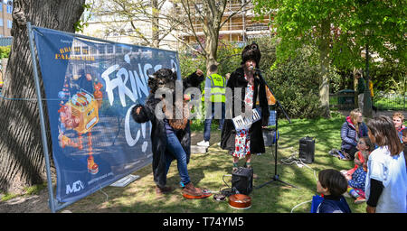 Brighton UK 4. Mai 2019 - Darsteller auf treets das Brighton Festival Fringe von Brighton" Veranstaltung im Zentrum der Stadt am Eröffnungstag. Foto: Simon Dack/Alamy leben Nachrichten Stockfoto