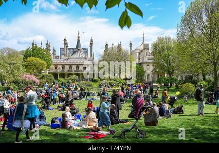 Brighton UK 4. Mai 2019 - Besucher der sonnigen, aber kalten Wetter in Brighton Pavilion Gardens genießen heute mit ungeklärten Bedingungen Prognose für das Vereinigte Königreich in den nächsten Tagen. Foto: Simon Dack/Alamy leben Nachrichten Stockfoto