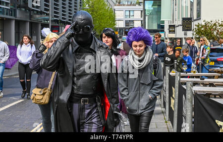 Brighton UK 4. Mai 2019 - Farbenfrohe Mode für Besucher, da Sie die sonnigen, aber kalten Wetter in Brighton genießen heute mit ungeklärten Bedingungen Prognose für das Vereinigte Königreich in den nächsten Tagen. Foto: Simon Dack/Alamy leben Nachrichten Stockfoto