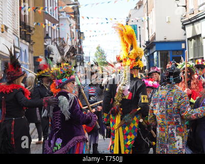 Rochester, Kent, Großbritannien. 04 Mai, 2019. Bilder vom ersten Tag des 2019 Jährliche sweeps Festival in Rochester, Kent in der Feier der traditionellen Urlaub für Schornsteinfeger. Credit: James Bell/Alamy leben Nachrichten Stockfoto