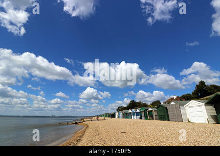 Lee-on-Solent, Hampshire, UK. 4. Mai, 2019. Fluffy Clouds in einem strahlend blauen Himmel auf einer feinen aber kühlen Tag im Lee-on-Solent in Hampshire. Credit: Julia Gavin/Alamy leben Nachrichten Stockfoto