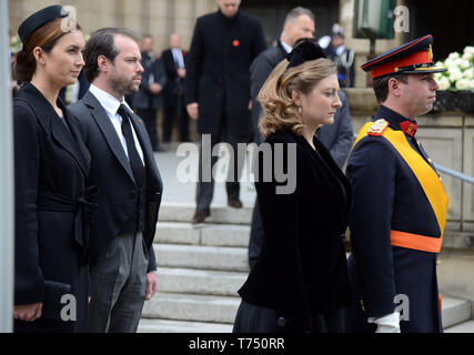 Luxemburg, Luxemburg. 04 Mai, 2019. Erbliche Großherzog Guillaume von Luxemburg (r) mit seiner Frau Stephanie und Prinz Felix mit seiner Frau Claire die Kirche verlassen nach der Beerdigung des Alten Großherzog Jean von Luxemburg. Der ehemalige Staatschef des Großherzogtums (1964 bis 2000) im Alter von 98 Jahren gestorben. Zahlreiche Vertreter der europäischen Königshäuser waren bei der Trauerfeier. Credit: Harald Tittel/dpa/Alamy leben Nachrichten Stockfoto