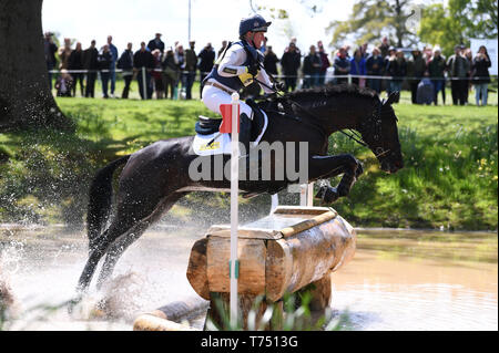 Badminton Immobilien, Badminton, Großbritannien. 4. Mai, 2019. Mitsubishi Motors Badminton Horse Trials, Tag 4; Nicola Wilson (GBR) Reiten BULANA im Wasser am Zaun 15 Während der cross country Test an Tag 4 der 2019 Badminton Horse Trials Credit: Aktion plus Sport/Alamy leben Nachrichten Stockfoto