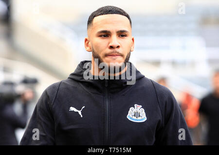 Newcastle upon Tyne, Großbritannien. 04 Mai, 2019. Newcastle United Jamal Lascelles kommt, bevor die Premier League Match zwischen Newcastle United und Liverpool in der St. James's Park, Newcastle am Samstag, den 4. Mai 2019. (Credit: Steven Hadlow | MI Nachrichten) nur die redaktionelle Nutzung, eine Lizenz für die gewerbliche Nutzung erforderlich. Keine Verwendung in Wetten, Spiele oder einer einzelnen Verein/Liga/player Publikationen. Foto darf nur für Zeitung und/oder Zeitschrift redaktionelle Zwecke verwendet werden. Credit: MI Nachrichten & Sport/Alamy leben Nachrichten Stockfoto