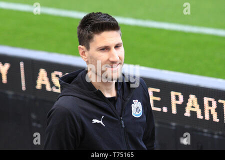 Newcastle upon Tyne, Großbritannien. 04 Mai, 2019. Newcastle United Federico Fernandez kommt, bevor die Premier League Match zwischen Newcastle United und Liverpool in der St. James's Park, Newcastle am Samstag, den 4. Mai 2019. (Credit: Steven Hadlow | MI Nachrichten) nur die redaktionelle Nutzung, eine Lizenz für die gewerbliche Nutzung erforderlich. Keine Verwendung in Wetten, Spiele oder einer einzelnen Verein/Liga/player Publikationen. Foto darf nur für Zeitung und/oder Zeitschrift redaktionelle Zwecke verwendet werden. Credit: MI Nachrichten & Sport/Alamy leben Nachrichten Stockfoto