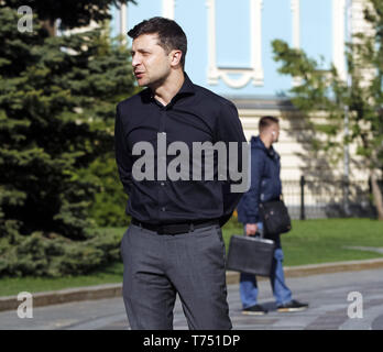 Kiew, Kiew, Ukraine. 4. Mai, 2019. Volodymyr Zelensky ist nach seinem Treffen gesehen. Ukrainischen neu gewählte Präsident Wladimir Zelensky erfüllt mit Abgeordneten des ukrainischen Parlaments und beschließt, am 19. Mai als seine Einweihung Datum, nach UNIAO informieren Bericht der Agentur. Credit: Pavlo Gontschar/SOPA Images/ZUMA Draht/Alamy leben Nachrichten Stockfoto