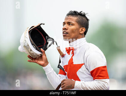 Louisville, Kentucky, USA. 4. Mai, 2019. LOUISVILLE, Kentucky - Mai 04: Ricardo Santana feiert den Gewinn der Humana Spinnrocken in der Churchill Downs in Louisville, Kentucky am 04 Mai, 2019. Evers/Eclipse Sportswire/CSM/Alamy leben Nachrichten Stockfoto