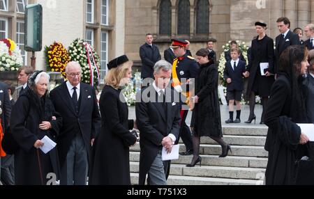 Luxemburg, Luxemburg. 04 Mai, 2019. Prinz Guillaume de Prinzessin Mathilde von Luxemburg und König Albert II. und Königin Paola von Belgien und Familie, der Sarg in der Kathedrale Notre-Dame in Luxemburg durchgeführt, am Mai 04, 2019, nach der Trauerfeier von Seiner Königlichen Hoheit, Großherzog Jean von Luxemburg (5. Januar 1921 bis 23. April 2019) Credit: Albert Ph-van der Werf/Niederlande/Point de Vue |/dpa/Alamy leben Nachrichten Stockfoto