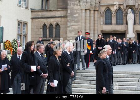 Luxemburg, Luxemburg. 04 Mai, 2019. Prinz Nikolaus und Prinzessin Margaretha von und zu Liechtenstein, Prinz Guillaume de Prinzessin Mathilde von Luxemburg Prinz Jean von Luxemburg und Diane de Guerre, Erzherzogin Marie Astrid von Österreich und Erzherzog Carl Christian von Österreich, König Albert II. und Königin Paola von Belgien und Familie, der Sarg in der Kathedrale Notre-Dame in Luxemburg durchgeführt, am Mai 04, 2019, nach der Trauerfeier von Seiner Königlichen Hoheit, Großherzog Jean von Luxemburg (5. Januar 1921 bis 23. April 2019) Credit: Albert Ph-van der Werf/Niederlande/Point de Vue |/dpa/Alamy leben Nachrichten Stockfoto